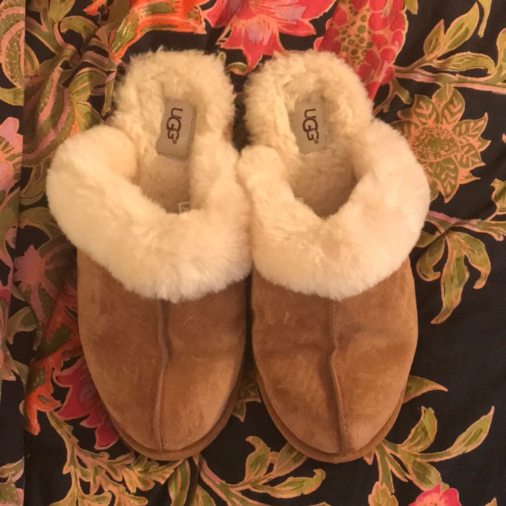 UGG SLIPPERS